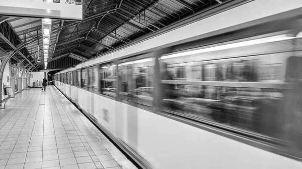 Paris Metro Trem Acelerando Metrô — Fotografia de Stock