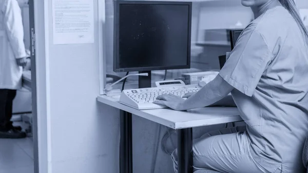 Medico Femminile Che Utilizza Suo Computer Assistere Scansione Medica — Foto Stock