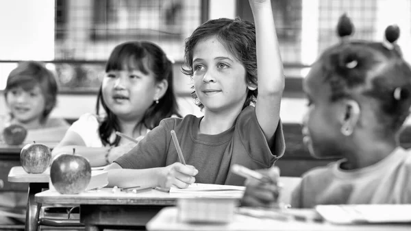 Escola Primária Sala Aula Multirracial Criança Levantando Mão Pronta Para — Fotografia de Stock
