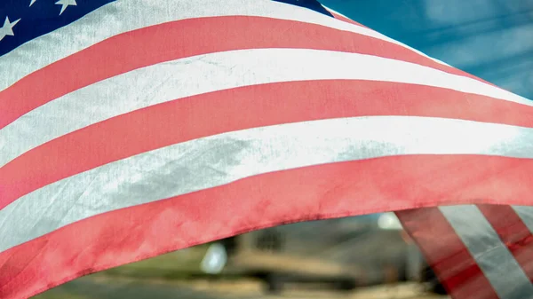 Ondeando Bandera Americana Contra Cielo Azul — Foto de Stock