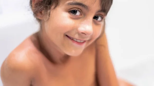 Νεαρό Κορίτσι Χαρούμενος Και Χαμογελαστός Κάνει Μπάνιο — Φωτογραφία Αρχείου