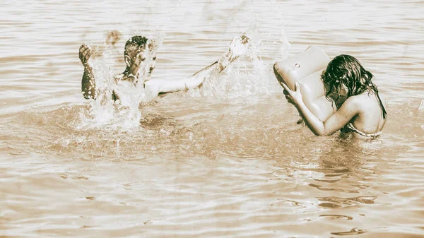 Feliz Familia Vacaciones Playa Padre Hija Agua Relajándose Arrojando Agua —  Fotos de Stock