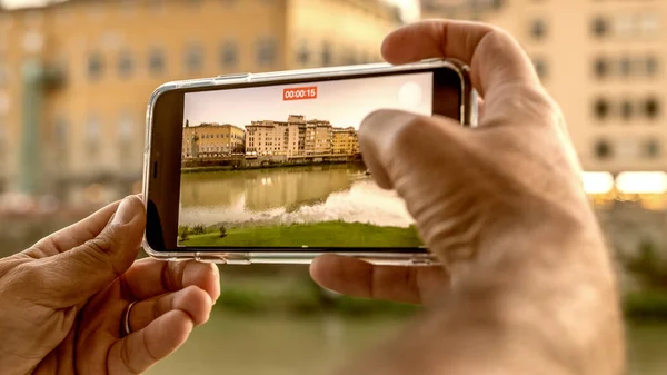 Toeristische Foto Stad Bij Zonsondergang Met Smartphone — Stockfoto