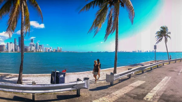 Miami 2018年3月29日 游客们欣赏Rickenbacker Causeway的市中心天际线 迈阿密每年吸引2千万游客 — 图库照片