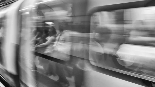 Londres Junio 2015 Los Trenes Subterráneos Aceleran Estación Metro Sistema — Foto de Stock