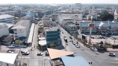 MAEKLONG, THAILAND - 15 ARALIK 2019: Nehir ve demiryolu pazarı ile Maeklong şehir manzarasının inanılmaz hava manzarası