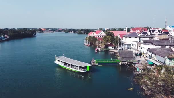 MAEKLONG, THAILANDIA - 15 DICEMBRE 2019: Incredibile vista aerea sul paesaggio urbano di Maeklong con mercato fluviale e ferroviario — Video Stock