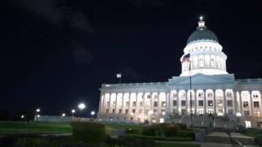 Amerikan ve Utah eyalet bayrakları Salt Lake City 'deki Capitol Binasına gece el sallıyor.