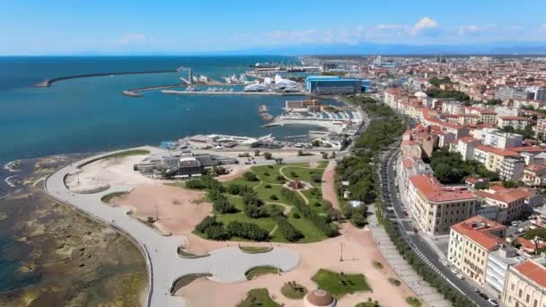 Erstaunliche Luftaufnahme von Livorno und Mascagni Terrace, berühmte Stadt der Toskana — Stockvideo