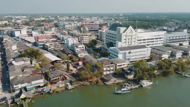 Increíble vista aérea del paisaje urbano y el mercado ferroviario de Maeklong, Tailandia — Vídeos de Stock