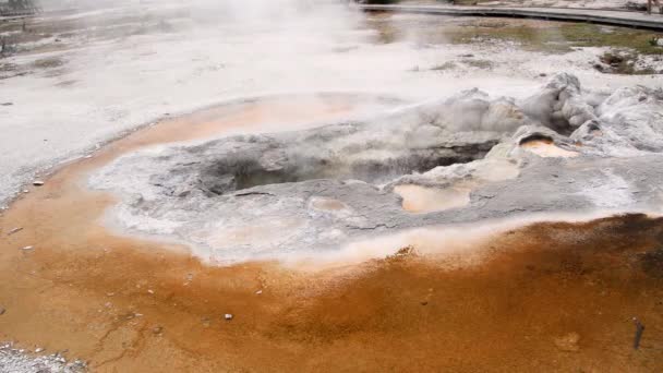 Zwembad in Yellowstone National Park, Wyoming, Verenigde Staten — Stockvideo