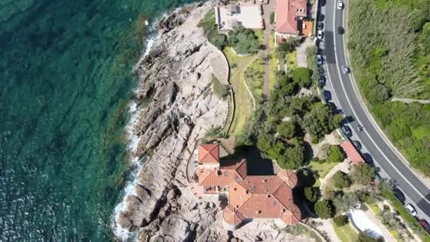Increíble vista aérea de la costa toscana en la zona de Calafuria, Italia. Movimiento lento — Vídeo de stock