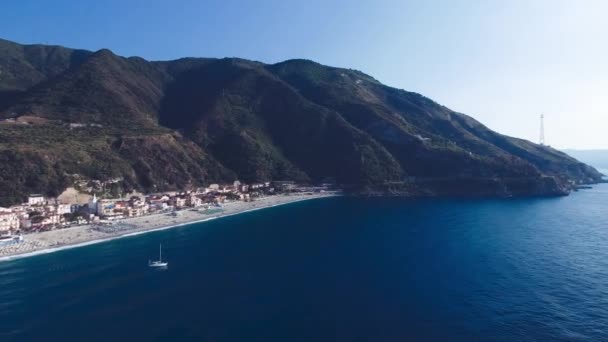 トロピー、カラブリア海岸線。夏の空中風景 — ストック動画