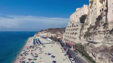 Güzel güney İtalya kıyı şeridinin hava manzarası. Tropea, Calabria yaz sezonunda İHA 'dan