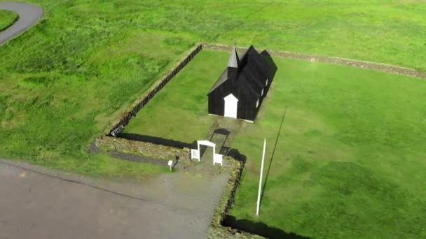 Budavegur, Західна Ісландія. Вид з повітря на знамениту чорну церкву Будіра. — стокове відео