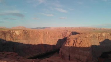 Arizona Horseshoe Bend 'in hava görüntüsü. Glen Canyon' daki Colorado Nehri 'nin kıvrımı.