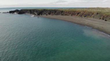 Yaz mevsiminde İzlanda 'nın Djupalonssandur kıyı şeridinin inanılmaz hava manzarası