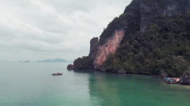 Tayland takımadaları, hava manzarası. Krabi eyaletindeki güzel adalar İHA 'dan görüldüğü gibi