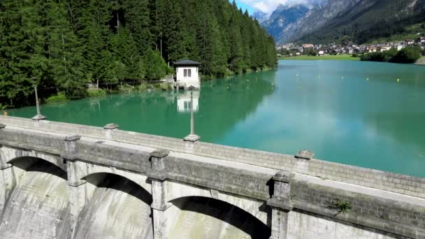 Lago e diga alpina in estate, vista dal drone, Auronzo, dolomiti italiani — Video Stock