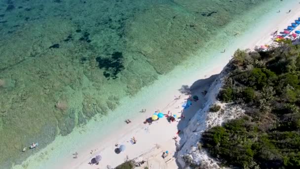 Isola d'Elba, Italia. Incredibile vista aerea verso il basso dal drone di Capo Bianco Beach vicino Portoferraio — Video Stock