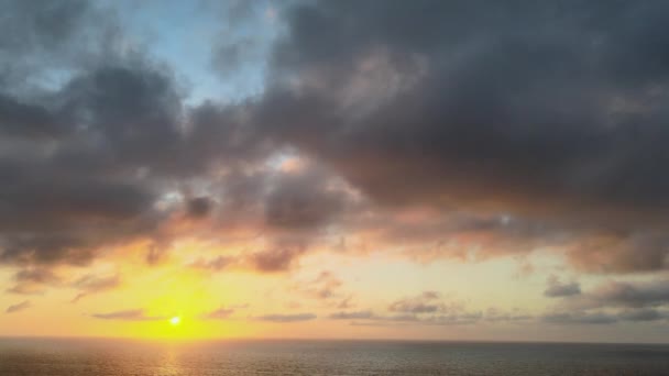 Csodálatos légi kilátás gyönyörű naplemente az óceán felett — Stock videók