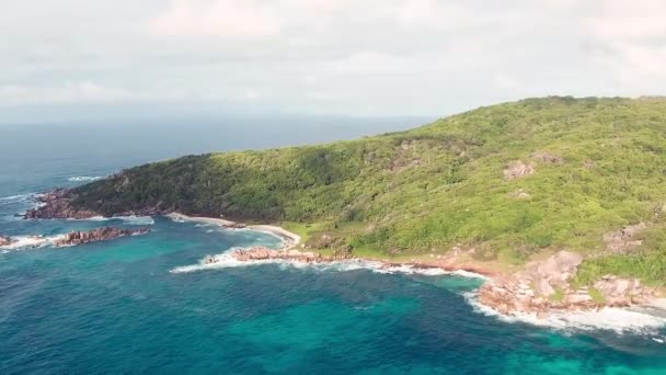 Tropická pláž s mořem a dlaní odebranou z dronu. Seychely slavná pláž - letecké fotografie La Digue Grand Anse — Stock video
