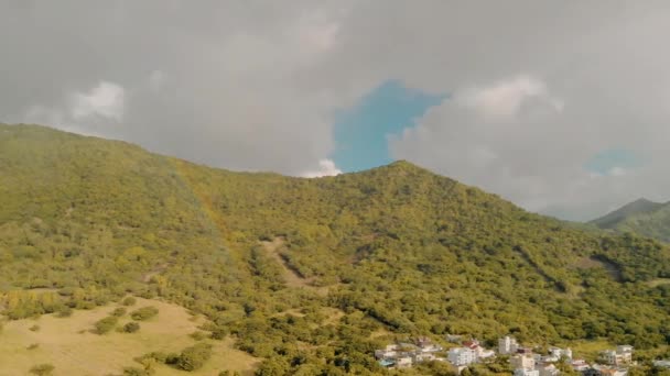 Hermosas colinas de la isla con arco iris al atardecer — Vídeos de Stock
