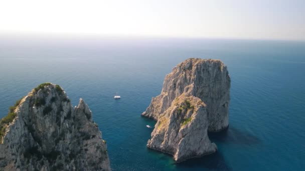 Luftaufnahme von Faraglioni aus der Luft von einer Drohne, Capri. Berühmte Felsen in Kampanien, Italien — Stockvideo