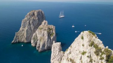 Faraglioni, Capri, İtalya 'da. Yaz mevsiminde insansız hava aracı bakış açısıyla ünlü olan Campania
