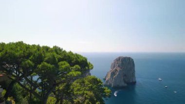 Faraglioni, Capri, İtalya 'da. Yaz mevsiminde insansız hava aracı bakış açısıyla ünlü olan Campania