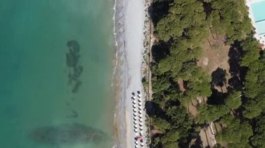 Trrhenian Denizi üzerinde uçan bir İHA 'nın havada hızlı hareketi