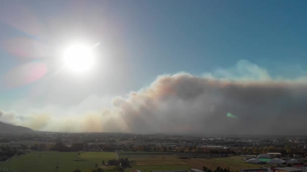Luchtfoto van het platteland met brandstichting. Rook naar de hemel, uitzicht vanaf drone — Stockvideo
