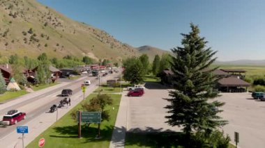 Jackson Hole 'daki güzel kırsal ve trafik manzarası
