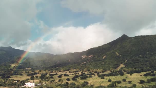 Prachtige heuvels van Mauritius Island, uitzicht vanuit de lucht. Langzame beweging — Stockvideo