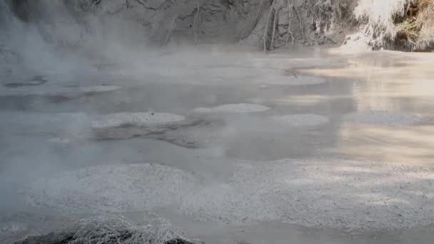 Modderpoelen met kokende vloeistof, natuurlijke geothermische vallei — Stockvideo