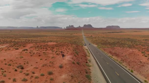 Καταπληκτική εναέρια άποψη του δρόμου προς Monument Valley — Αρχείο Βίντεο