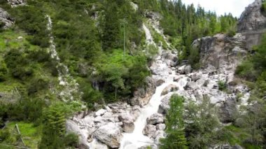 Yaz mevsiminde Alpin şelalelerinin yavaş hareketi