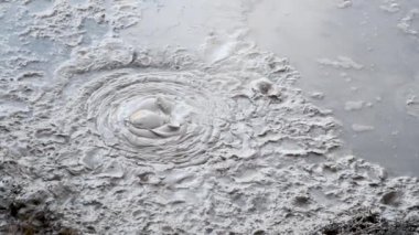 Kaynayan sıvı ile çamur havuzları, doğal jeotermal vadi