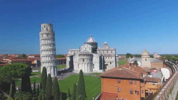 Pisa, Italia. Plaza de los Milagros desde el aire en un hermoso día. Torre, Baptisterio y Catedral — Vídeo de stock