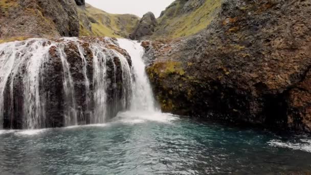 Stjornarfoss, İzlanda. Yaz mevsiminde şelalelerin güzel hava manzarası — Stok video