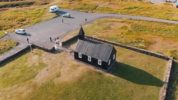 A Igreja Negra de Budir, Islândia. Vista aérea ao pôr-do-sol do drone — Vídeo de Stock