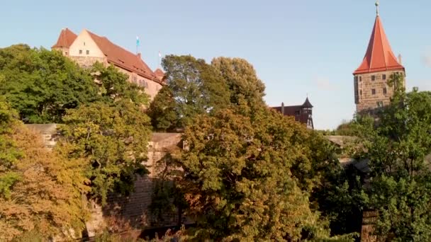 Vista aérea del paisaje urbano de Nuremberg desde el castillo de la ciudad en una hermosa puesta de sol en cámara lenta — Vídeo de stock