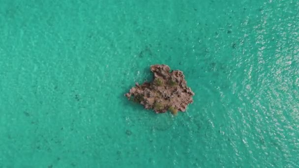 Increíble vista aérea de Crystal Rock desde un dron volador, Mauricio. Movimiento lento — Vídeos de Stock