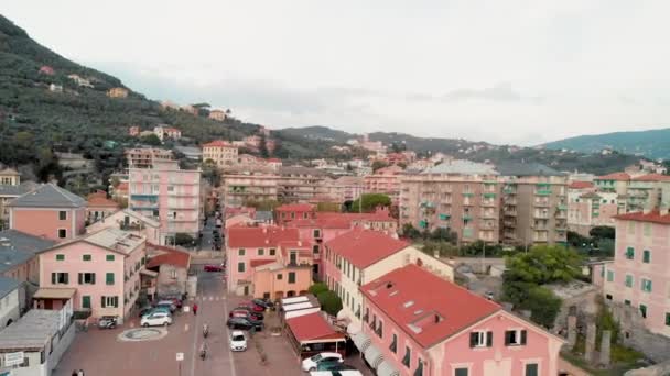 Luftaufnahme von Chiavari, Ligurien, Italien. Stadtlandschaft von der Drohne bei Sonnenuntergang — Stockvideo