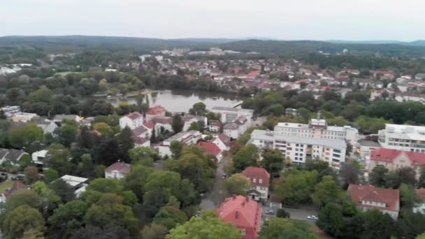Chiesa ortodossa di Darmstadt nella stagione estiva, Germania. Vista dal drone — Video Stock