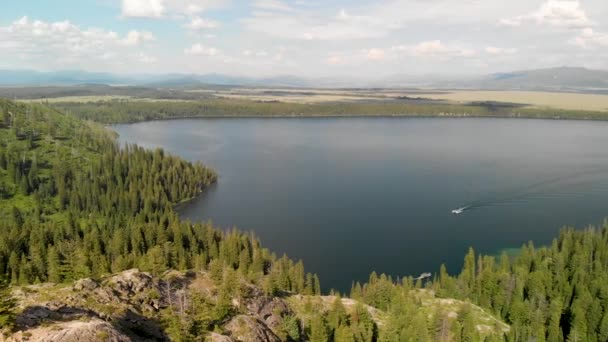 Αεροφωτογραφία της λίμνης Jenny στο Εθνικό Πάρκο Grand Teton — Αρχείο Βίντεο