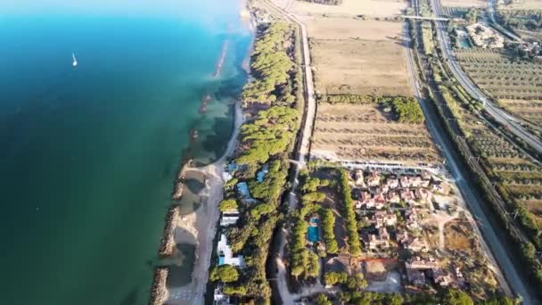 Prachtig uitzicht vanuit de lucht op de Toscaanse kust, Italië vanaf de drone — Stockvideo