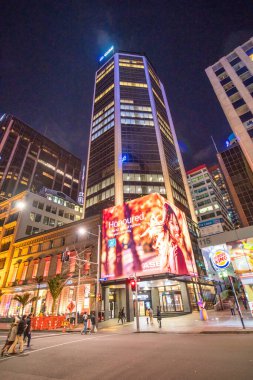 AUCKLAND, NEW ZEALAND - 2018 Ağustos: Şehir sokaklarının gece manzarası.