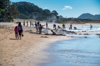 COROMANDEL, NEW ZEALAND - 2018: Turistler Sıcak Su Sahili boyunca sıcak havuzların keyfini çıkarıyorlar.