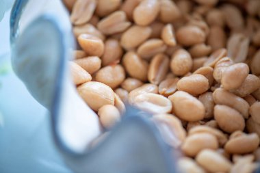 Tahta bir tabakta fındık karışımı